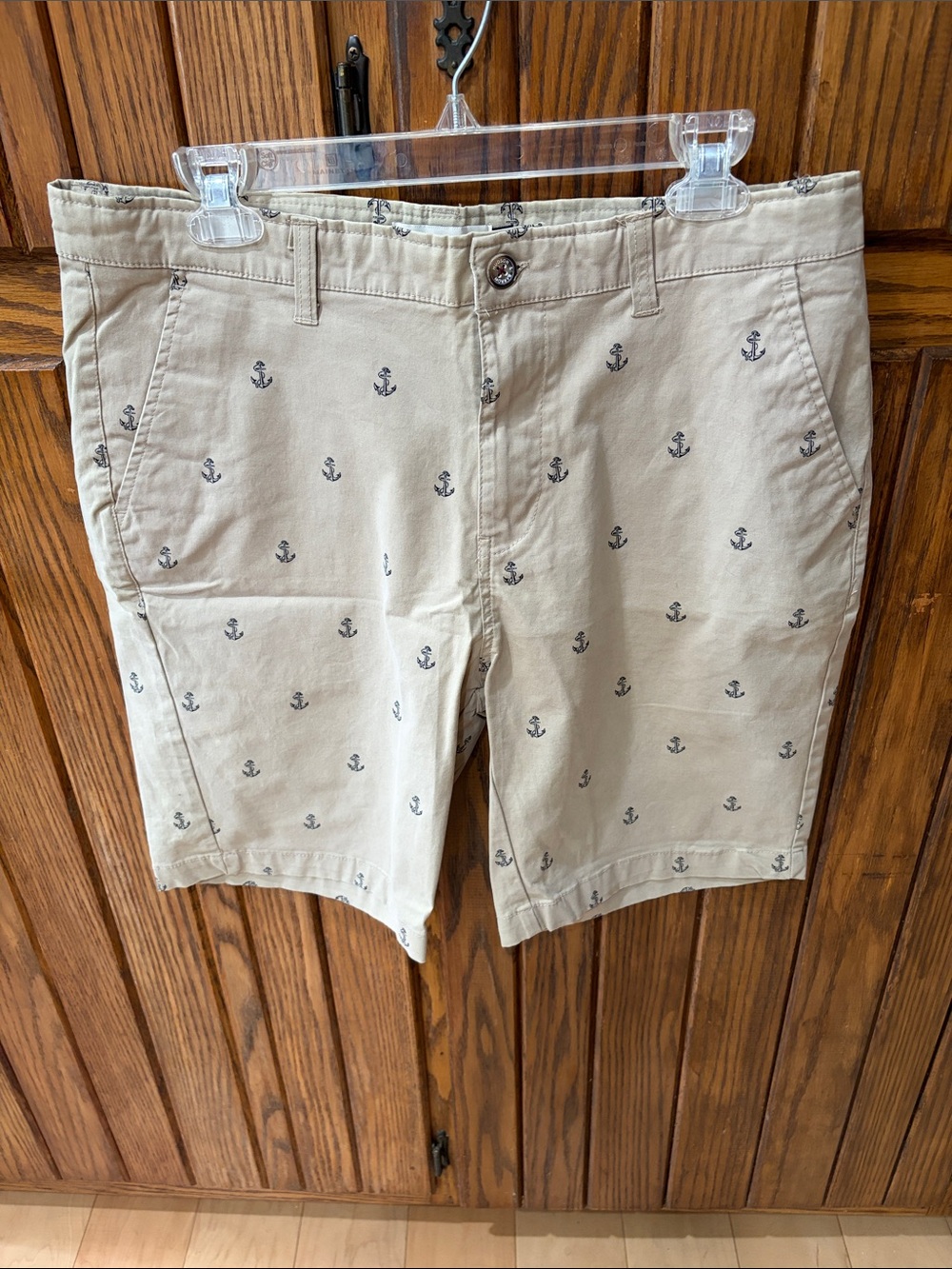 Hudson & Barrow tan anchor men’s shorts
Size 33